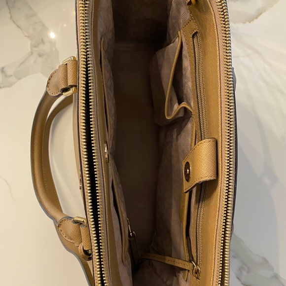 Michael Kors large tote available! Great for travel! Lots of pockets and storage - Picture 7 of 7